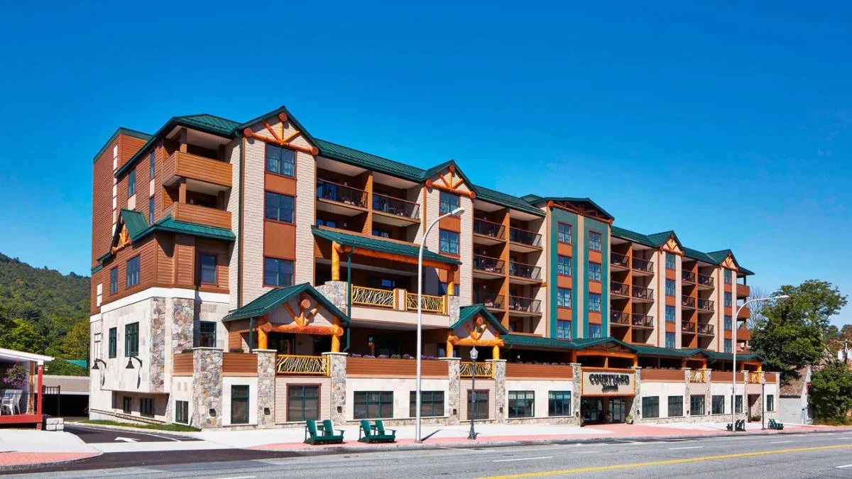 Courtyard Lake George hotel exterior